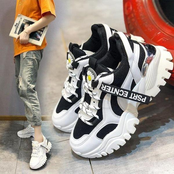 Σύγχρονα γυναικεία αθλητικά παπούτσια με τραχιά σόλα