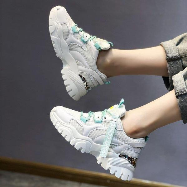 Σύγχρονα γυναικεία αθλητικά παπούτσια με τραχιά σόλα