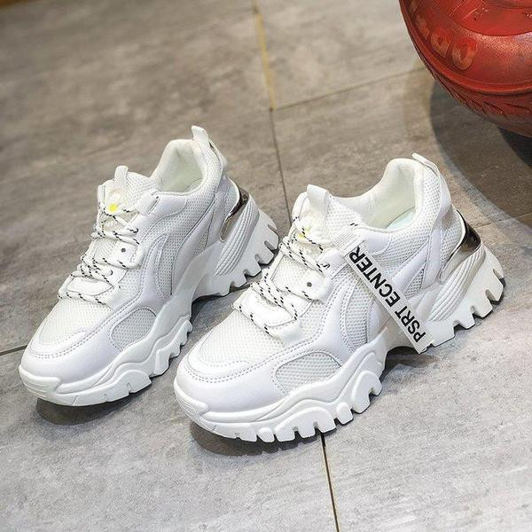 Σύγχρονα γυναικεία αθλητικά παπούτσια με τραχιά σόλα