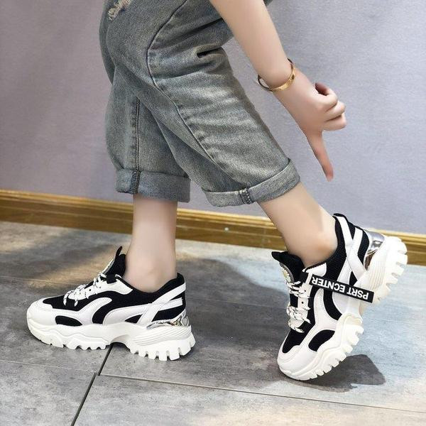 Σύγχρονα γυναικεία αθλητικά παπούτσια με τραχιά σόλα