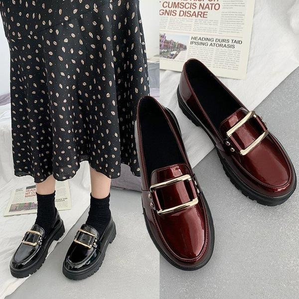 Lakirane cipele s kopčom