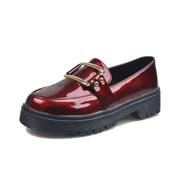 Lakirane cipele s kopčom