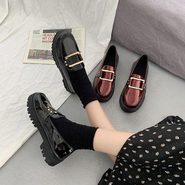 Lakirane cipele s kopčom