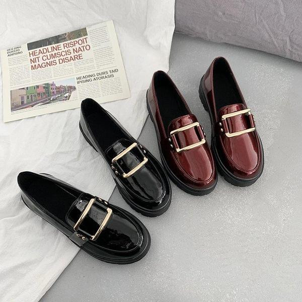 Lakirane cipele s kopčom