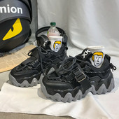 Női sportcipő magas durva talppal és fűzővel