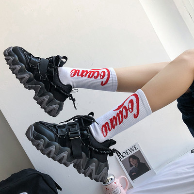 Női sportcipő magas durva talppal és fűzővel