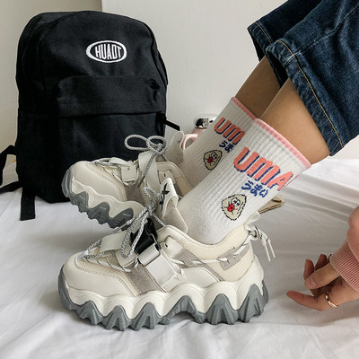 Női sportcipő magas durva talppal és fűzővel