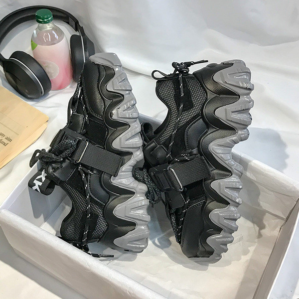 Női sportcipő magas durva talppal és fűzővel