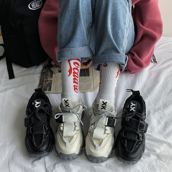 Női sportcipő magas durva talppal és fűzővel