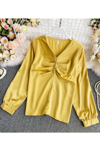 Μοντέρνο γυναικείο πουκάμισο με κουμπιά και λαιμόκοψη