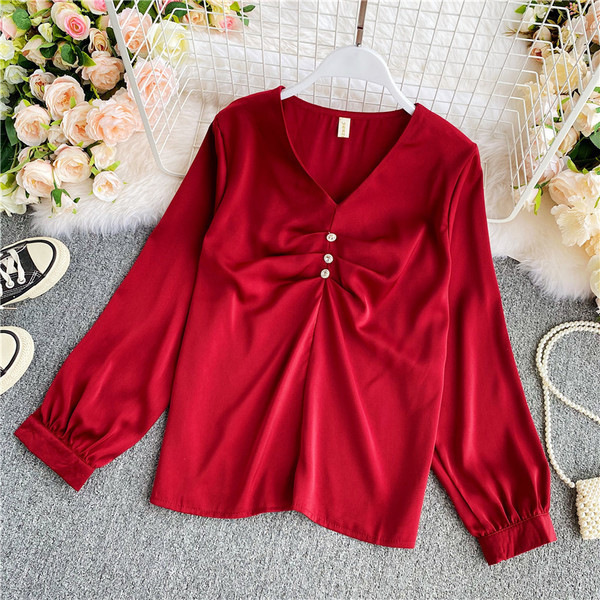 Μοντέρνο γυναικείο πουκάμισο με κουμπιά και λαιμόκοψη