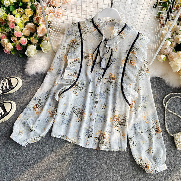 Lillemustri ja lokkidega naiste särk