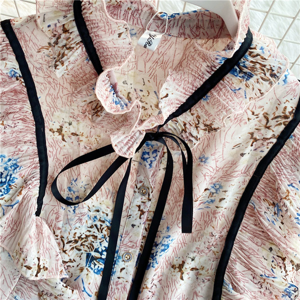 Lillemustri ja lokkidega naiste särk