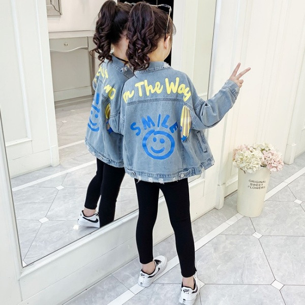 Νέο μοντέλο τζιν μπουφάν για κορίτσια με πολύχρωμο απλικέ στη πλάτη
