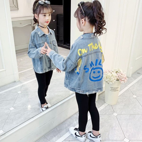 Νέο μοντέλο τζιν μπουφάν για κορίτσια με πολύχρωμο απλικέ στη πλάτη