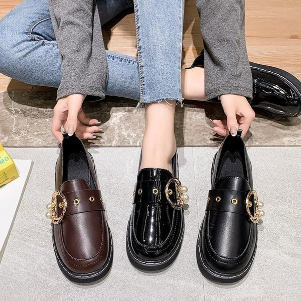 Metallist pandla ja pärlitega vabaajajalatsid