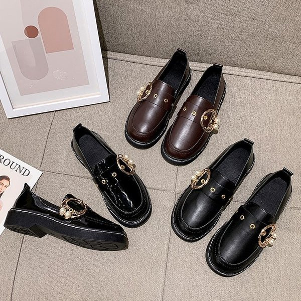 Metallist pandla ja pärlitega vabaajajalatsid