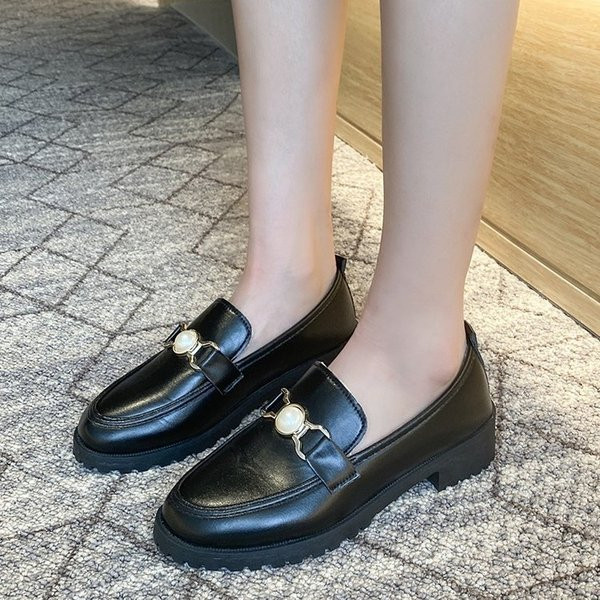 Alkalmi cipő meleg béléssel és díszítéssel - gyöngy