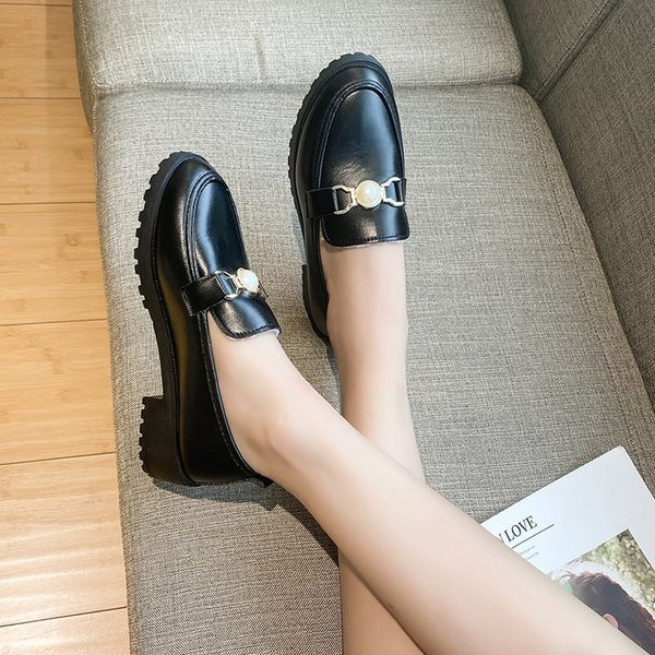 Alkalmi cipő meleg béléssel és díszítéssel - gyöngy