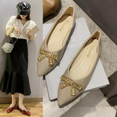 Kihegyezett női cipő szalaggal és kövekkel