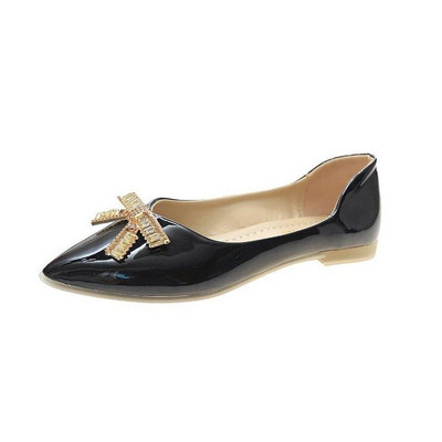 Kihegyezett női cipő szalaggal és kövekkel