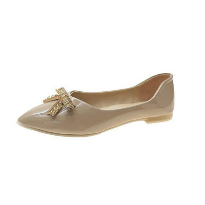 Kihegyezett női cipő szalaggal és kövekkel