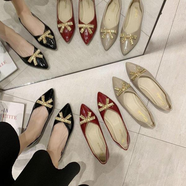 Kihegyezett női cipő szalaggal és kövekkel