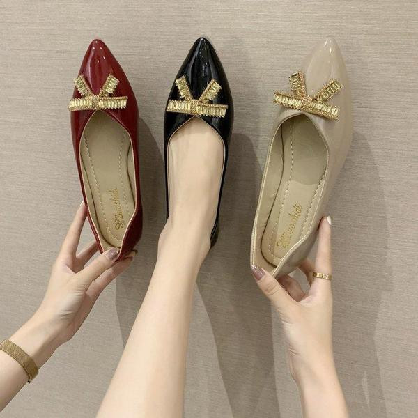 Kihegyezett női cipő szalaggal és kövekkel