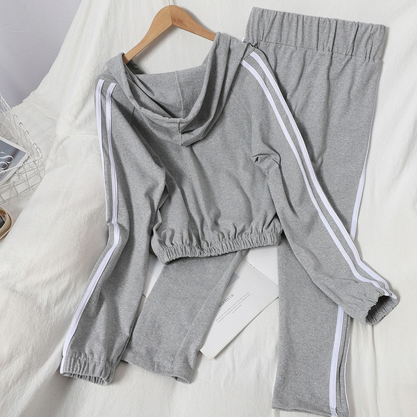 Naiste sportlik-vabaaja komplekt kaheosaline valge äärisega