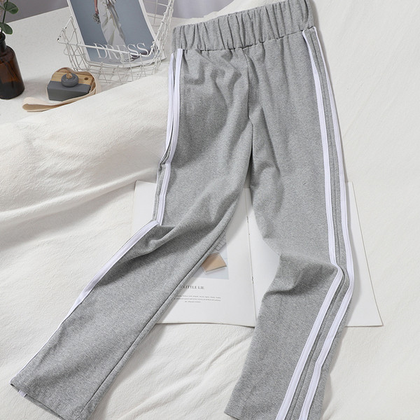 Naiste sportlik-vabaaja komplekt kaheosaline valge äärisega