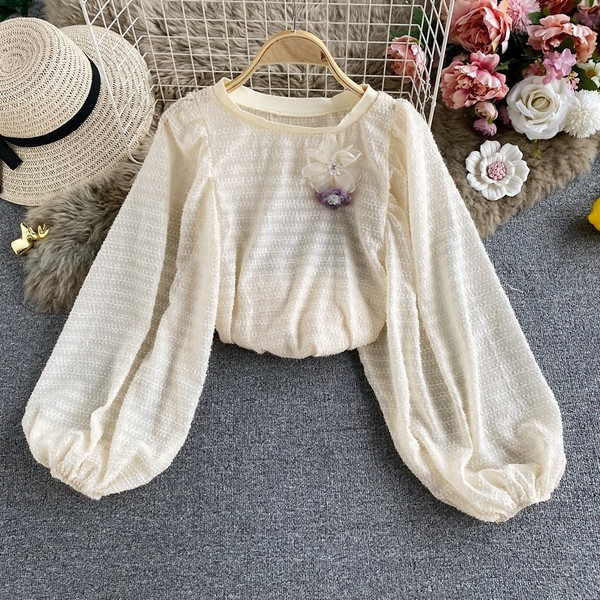 Γυναικείο πουκάμισο με τρισδιάστατο λουλούδι στοιχείο και στρογγυλή λαιμόκοψη