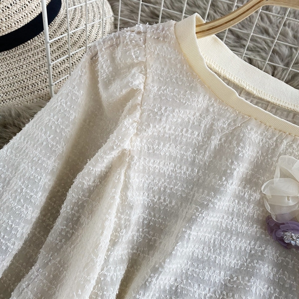 Γυναικείο πουκάμισο με τρισδιάστατο λουλούδι στοιχείο και στρογγυλή λαιμόκοψη