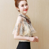 Novi model ženske košulje s niskom kragnom i golim ramenima