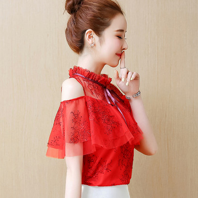 Novi model ženske košulje s niskom kragnom i golim ramenima