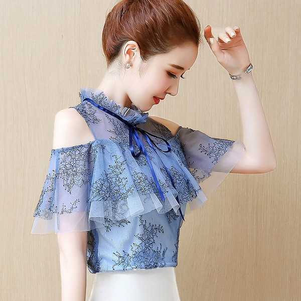 Novi model ženske košulje s niskom kragnom i golim ramenima