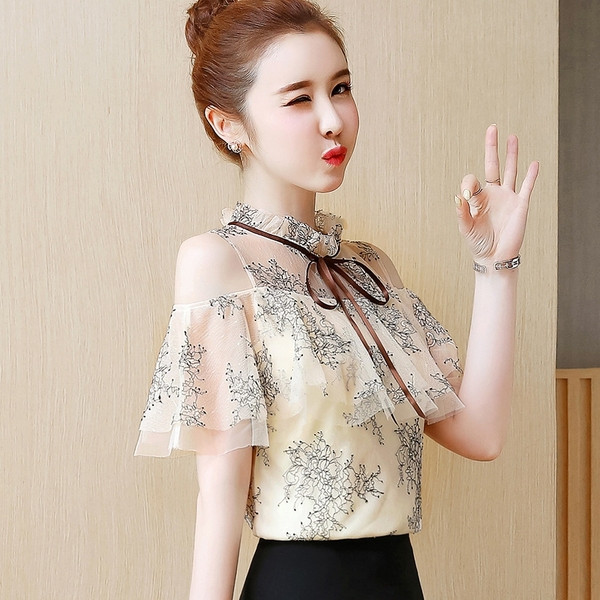 Novi model ženske košulje s niskom kragnom i golim ramenima