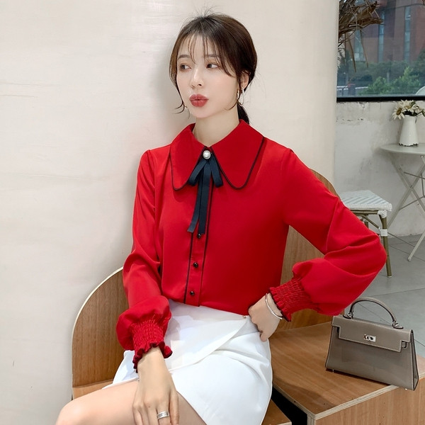 Modern női ing fehér és piros színben, kerek nyakkivágással