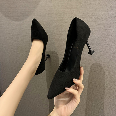 Női modern magassarkú cipő - hegyes modell