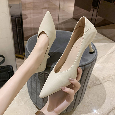 Női modern magassarkú cipő - hegyes modell