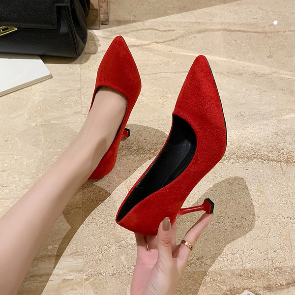 Női modern magassarkú cipő - hegyes modell