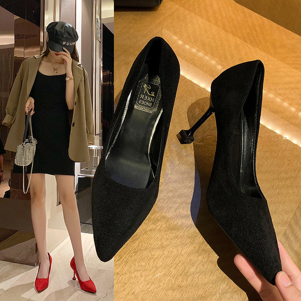 Női modern magassarkú cipő - hegyes modell