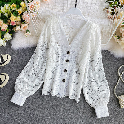 Női csipke ing gombokkal és spitz nyakkivágással