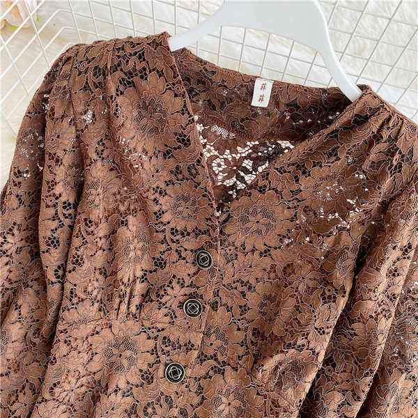 Női csipke ing gombokkal és spitz nyakkivágással