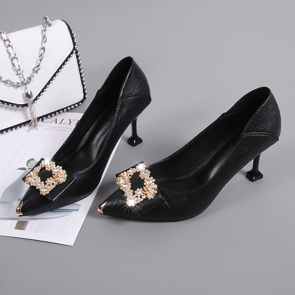 Γυναικεία casual παπούτσια με χαμηλά τακούνια και μεταλλική διακόσμηση