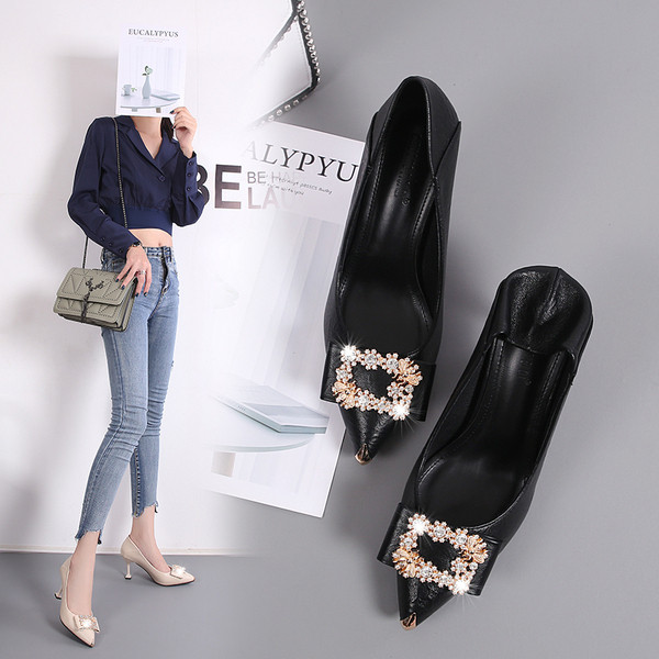 Γυναικεία casual παπούτσια με χαμηλά τακούνια και μεταλλική διακόσμηση