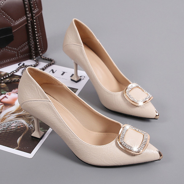 Casual γυναικεία παπούτσια με μεταλλική διακόσμηση και λεπτό τακούνι