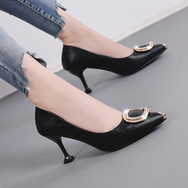 Casual γυναικεία παπούτσια με μεταλλική διακόσμηση και λεπτό τακούνι