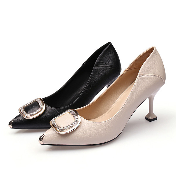 Casual γυναικεία παπούτσια με μεταλλική διακόσμηση και λεπτό τακούνι