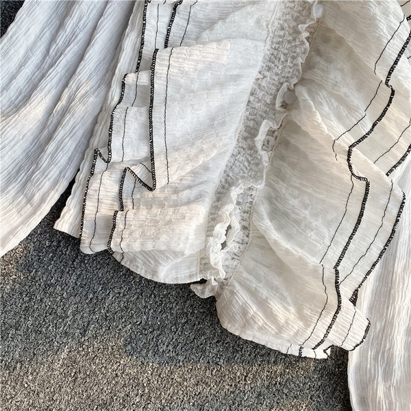 Μοντέρνο γυναικείο πουκάμισο με βολάν και λαιμόκοψη