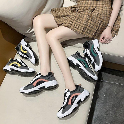 Kareda tallaga värvilised naiste tossud